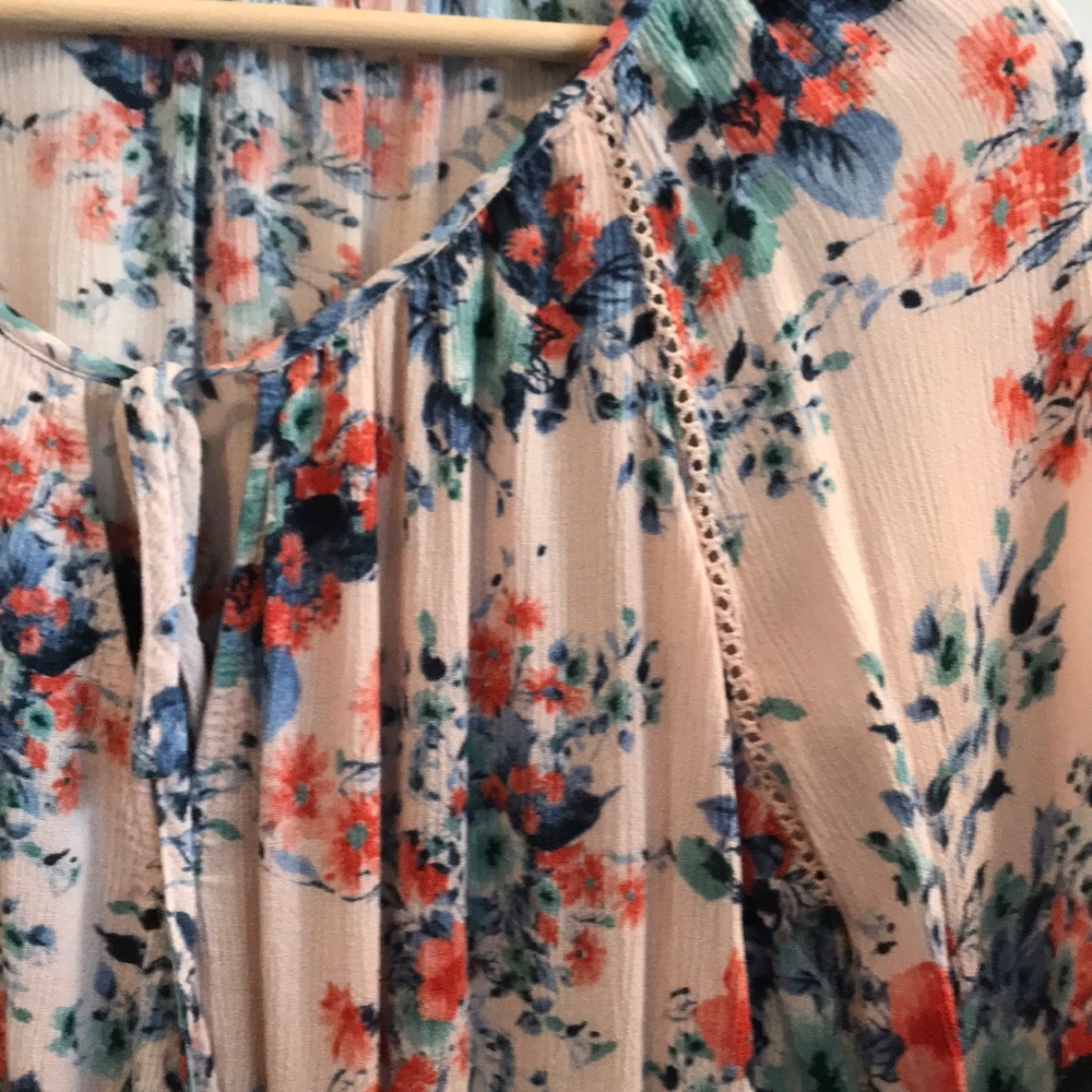 Lush pink floral blouse w/ bell sleeves - Picture 4 of 5